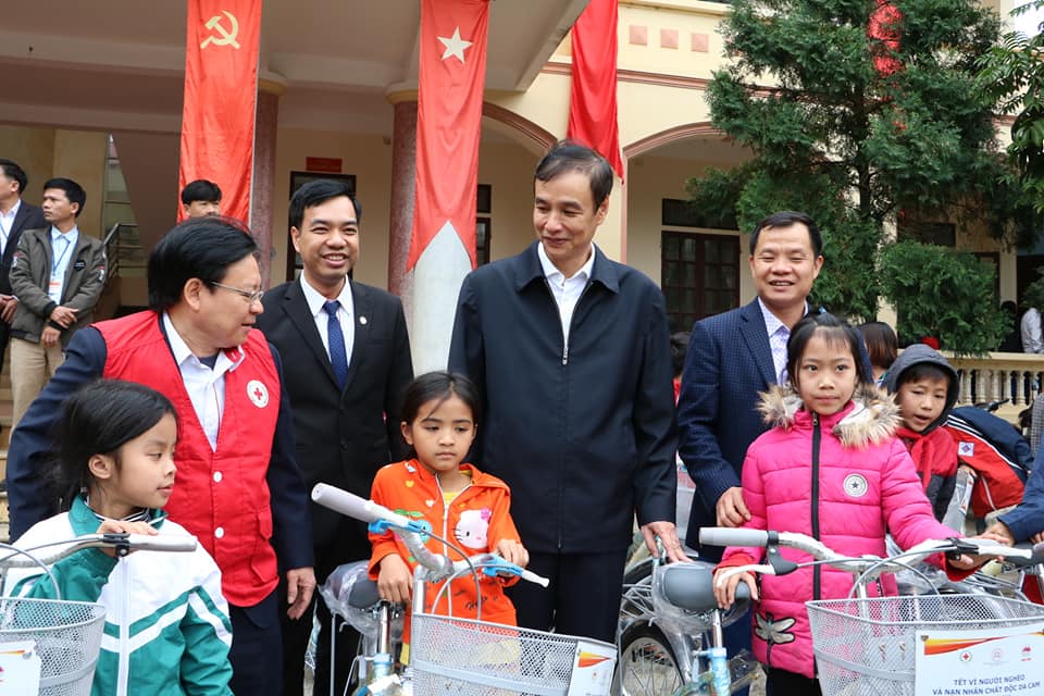 Đồng chí Đào Đức Toàn và các lãnh đạo Hiệp hội doanh nghiệp nhỏ và vừa Tp Hà Nội trao tặng xe đạp cho các học sinh nghèo vượt khó