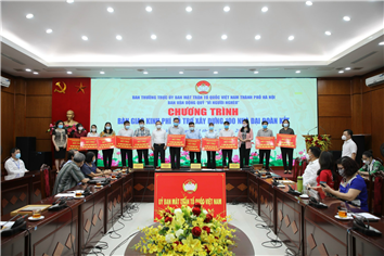 Ủy ban MTTQ Việt Nam Thành phố bàn giao kinh phí hỗ trợ xây dựng 100 nhà Đại đoàn kết