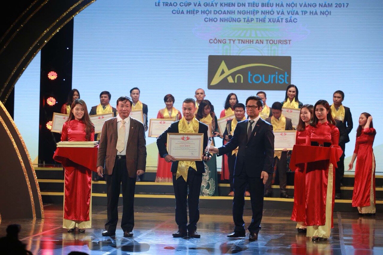 Antuorist nhận cúp và giấy khen doanh nghiệp tiêu biểu Hà Nội vàng năm 2017 của Hiệp hội Doanh nghiệp nhỏ và vừa Thành phố Hà Nội