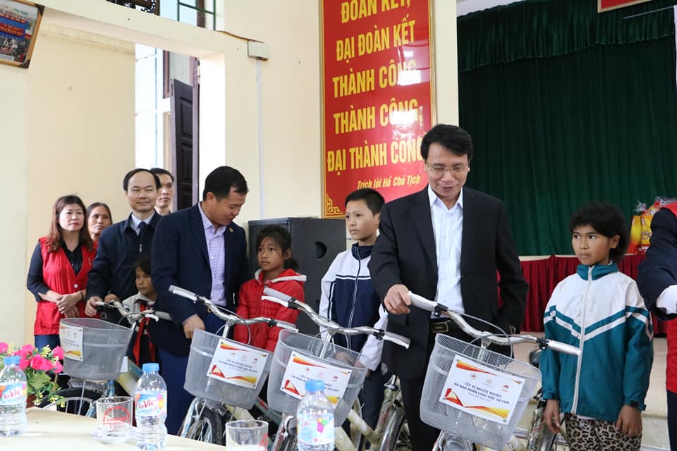 Ông Chu Đức Lượng - Chủ tịch HĐQT Công ty cổ phần tập đoàn Phú Mỹ - Phó Chủ tịch Hiệp hội thăm hỏi, động viên và trao tặng xe đạp cho các em học sinh có hoàn cảnh khó khăn tại xã Khánh Thượng