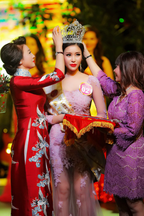Doanh nhân Vũ Thúy Nga - Phó chủ tịch Hiệp hội trao vương miện cho Hoa hậu doanh nhân thế giới người Việt 2016