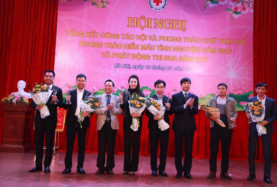 Hanoisme được Trung ương Hội chữ thập đỏ Việt Nam trao tặng bằng khen cho những đóng góp hoạt động nhân đạo năm 2016