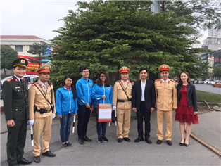 Hanoisme kết hợp với Đoàn Thanh niên CATP Hà Nội tặng quà CSGT làm nhiệm vụ dịp Tế