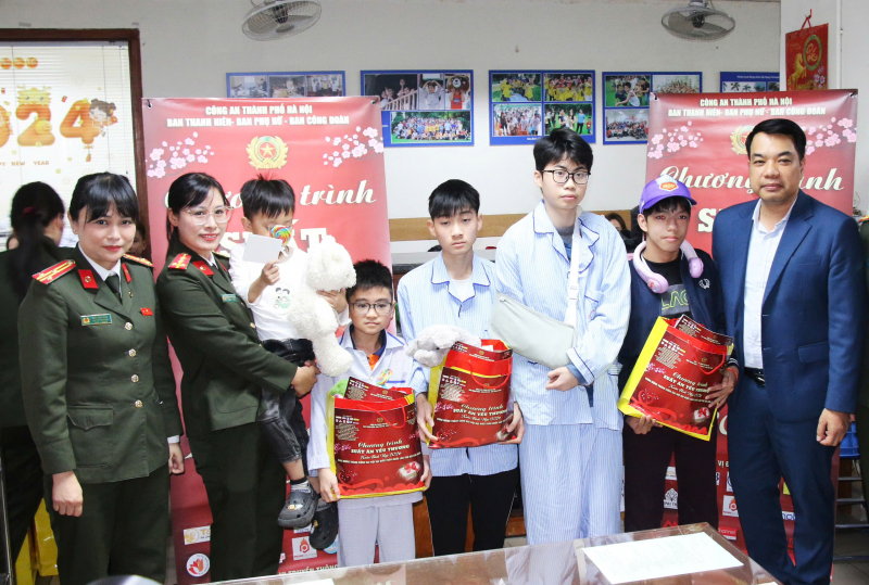 Hanoisme phối hợp cùng Công an TP Hà Nội trao Suất ăn yêu thương tại Viện Huyết học và Truyền máu TW