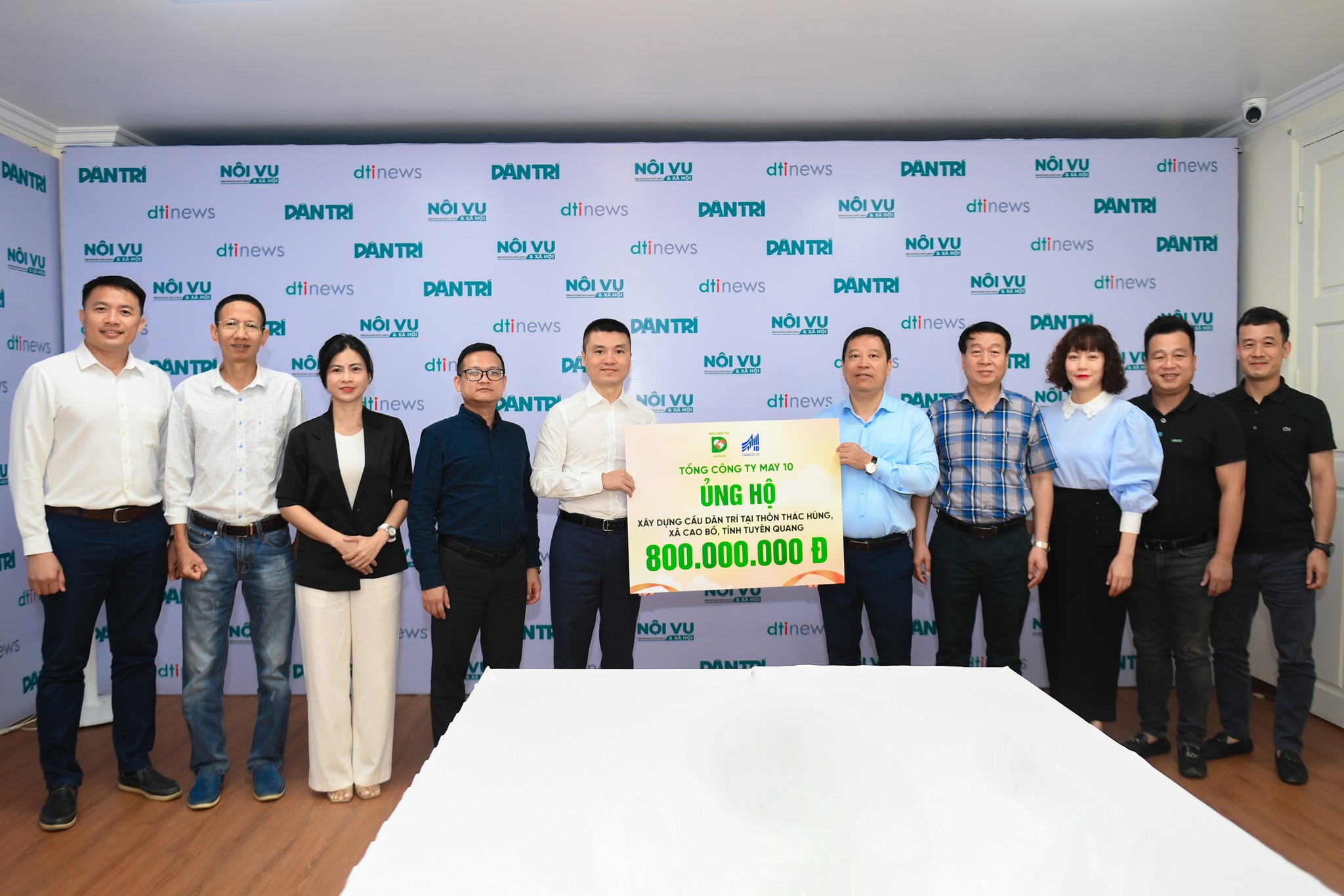 Báo Dân trí tiếp nhận 800 triệu đồng Tổng Công ty May 10 ủng hộ xây cầu