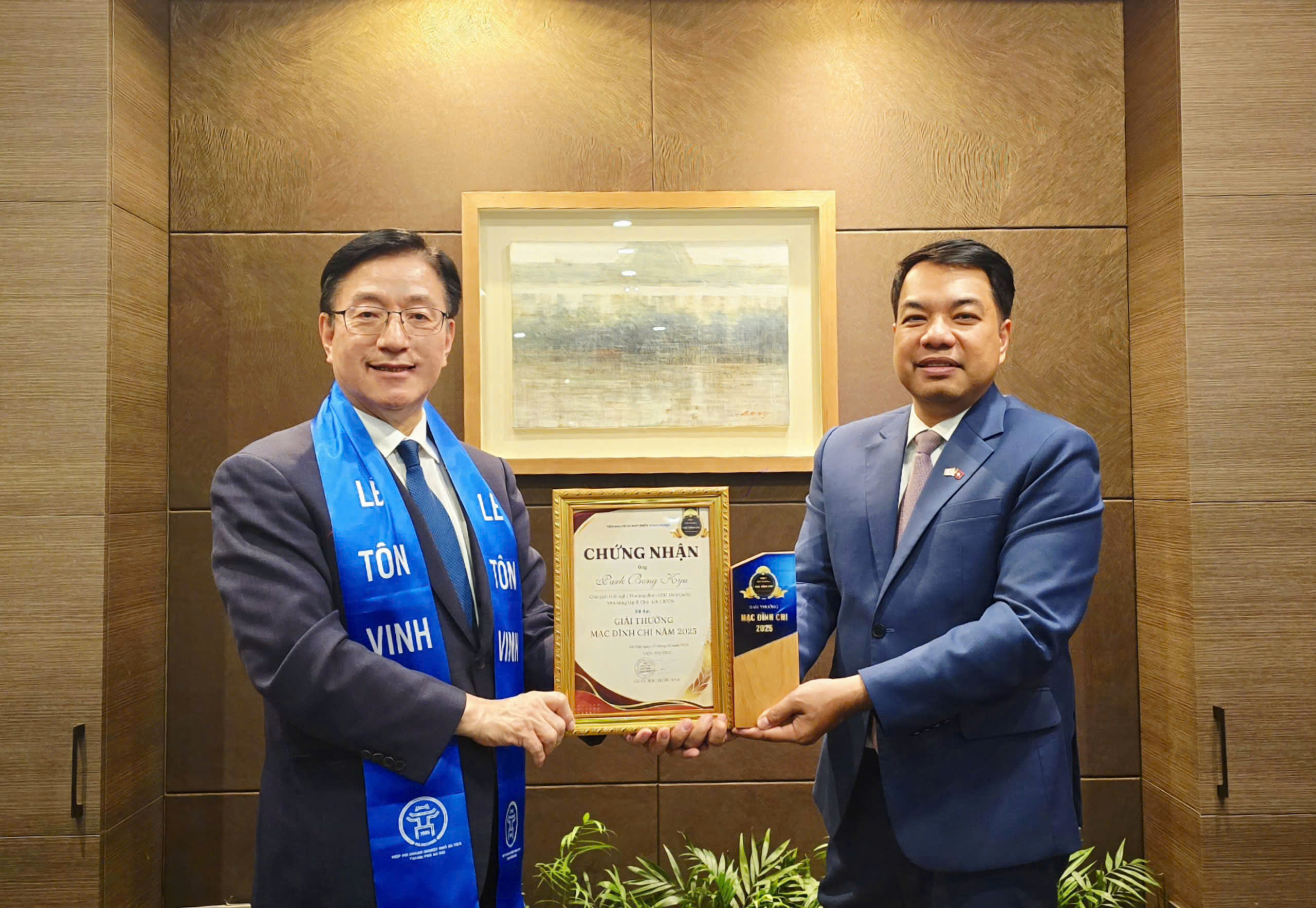 BAN TỔ CHỨC LỄ TÔN VINH DOANH NHÂN DOANH NGHIỆP THĂNG LONG 2025 TRAO GIẢI THƯỞNG MẠC ĐĨNH CHI TẠI  SEOUL