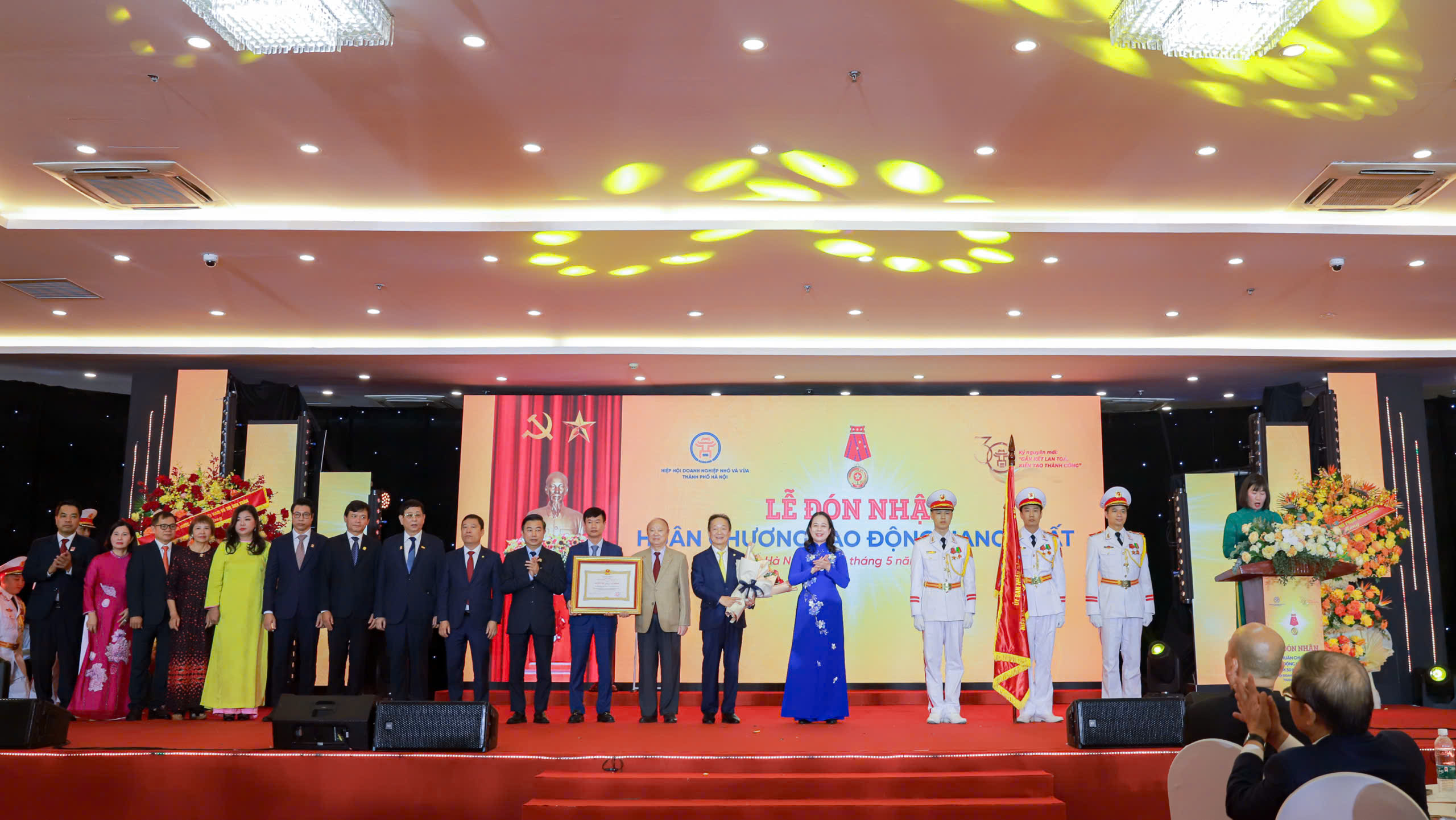 HIỆP HỘI DOANH NGHIỆP NHỎ VÀ VỪA TP HÀ NỘI ĐÓN NHẬN HUÂN CHƯƠNG LAO ĐỘNG HẠNG NHẤT VÀ KỶ NIỆM 30 NĂM THÀNH LẬP