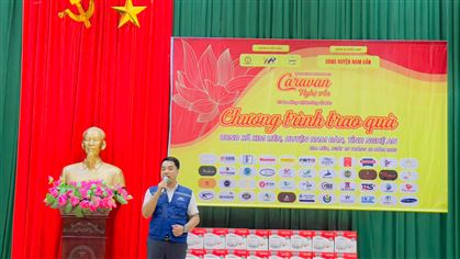 Tặng quà cho 100 gia đình chính sách tại huyện Nam Đàn, Nghệ An