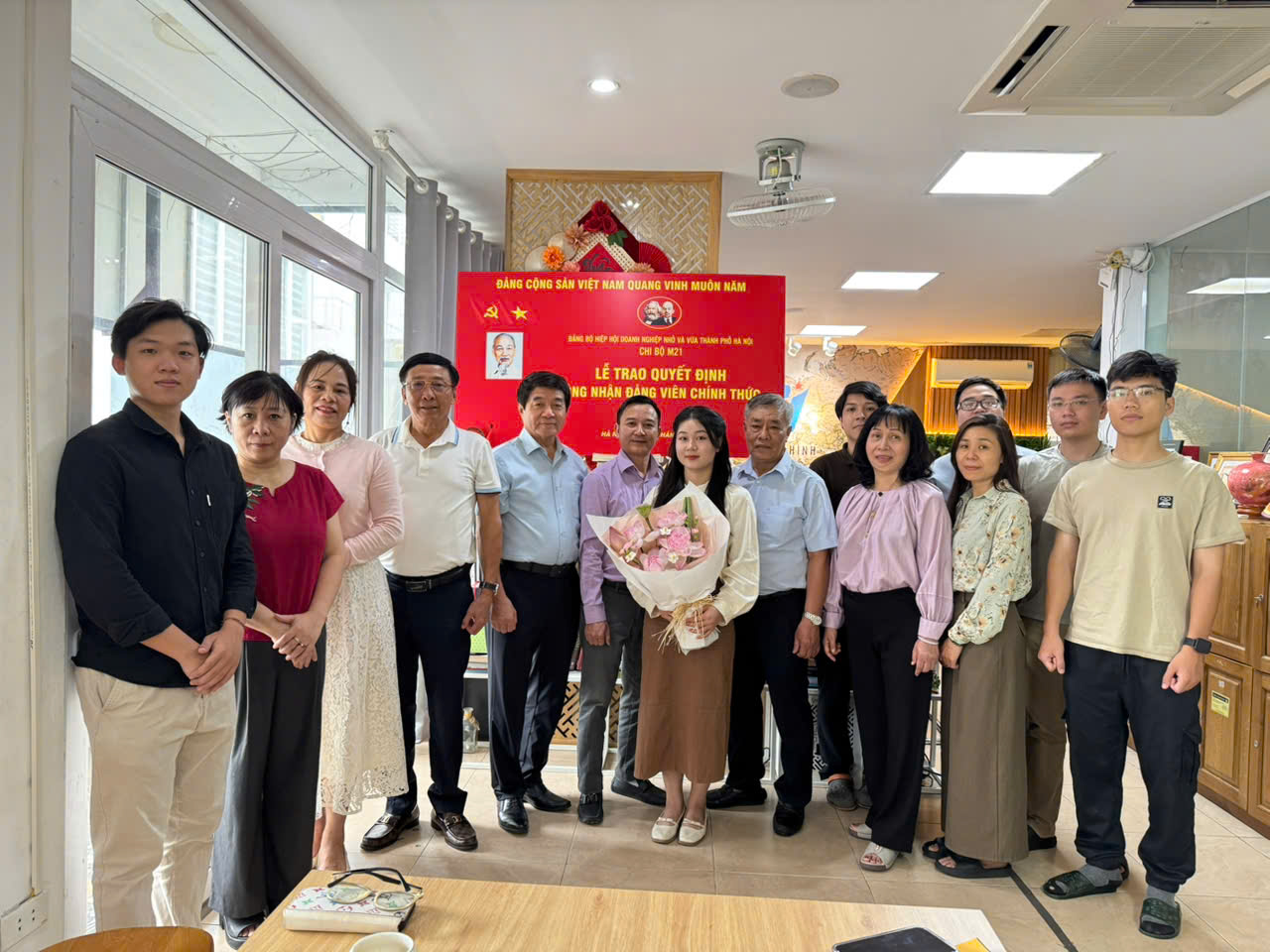 ĐẢNG ỦY HIỆP HỘI DOANH NGHIỆP NHỎ VÀ VỪA TP HÀ NỘI TRAO QUYẾT ĐỊNH CÔNG NHẬN ĐẢNG VIÊN CHÍNH THỨC CHO 02 ĐỒNG CHÍ