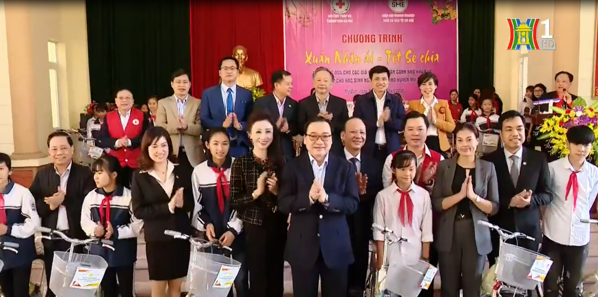 Bí thư Thành ủy Hà Nội và Lãnh đạo Hanoisme trao quà Tết cho các gia đình khó khăn xã An Phú