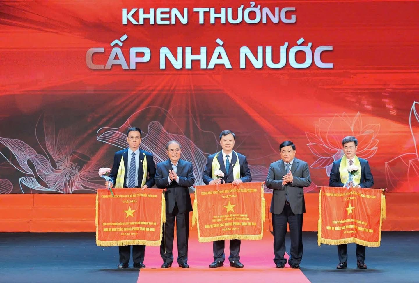 TRAO CỜ THI ĐUA CHÍNH PHỦ LỄ TÔN VINH DOANH NHÂN DOANH NGHIỆP THĂNG LONG 2025
