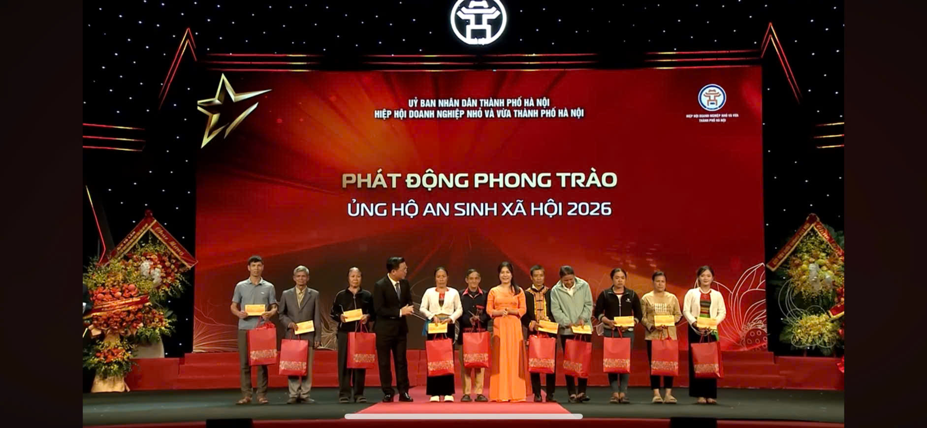 TRAO TẶNG QUÀ CHO CÁC HỘ GIA ĐÌNH KHÓ KHĂN TẠI LỄ TÔN VINH DOANH NHÂN DOANH NGHIỆP THĂNG LONG 2025
