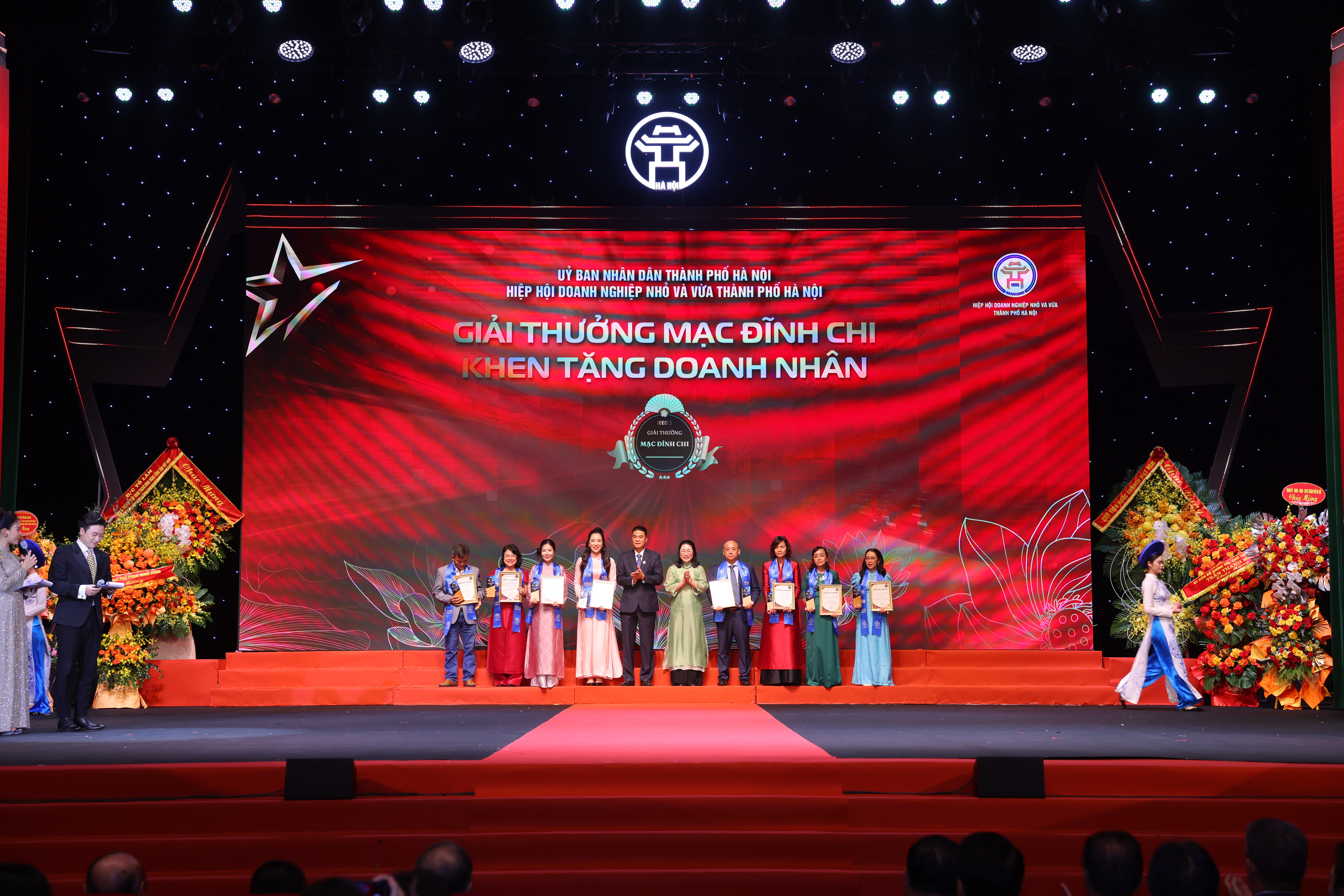 TRAO GIẢI THƯỞNG MẠC ĐĨNH CHI TẠI LỄ TÔN VINH DOANH NHÂN DOANH NGHIỆP THĂNG LONG 2025