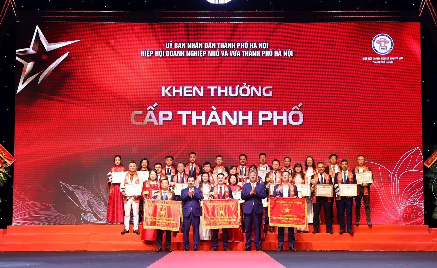 TRAO BẰNG KHEN CẤP THÀNH PHỐ TẠI LỄ TÔN VINH DOANH NHÂN DOANH NGHIỆP THĂNG LONG 2025