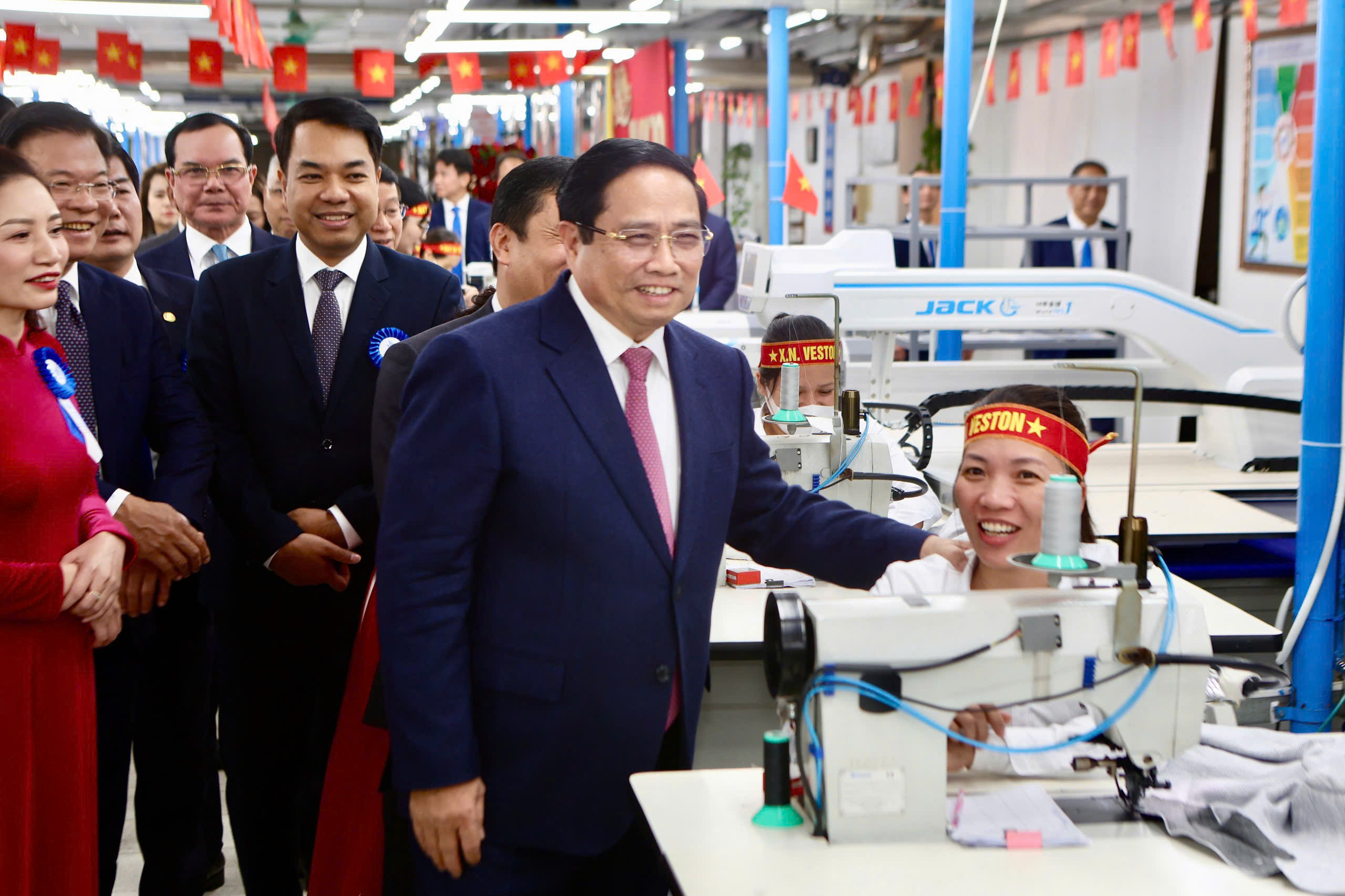 PHÁT TRIỂN MAY 10 THÀNH TẬP ĐOÀN THỜI TRANG QUỐC TẾ